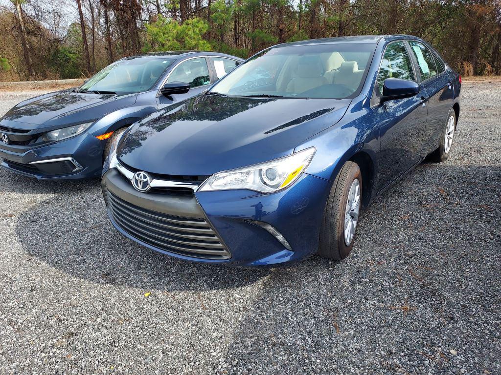 2015 Toyota Camry LE's photo